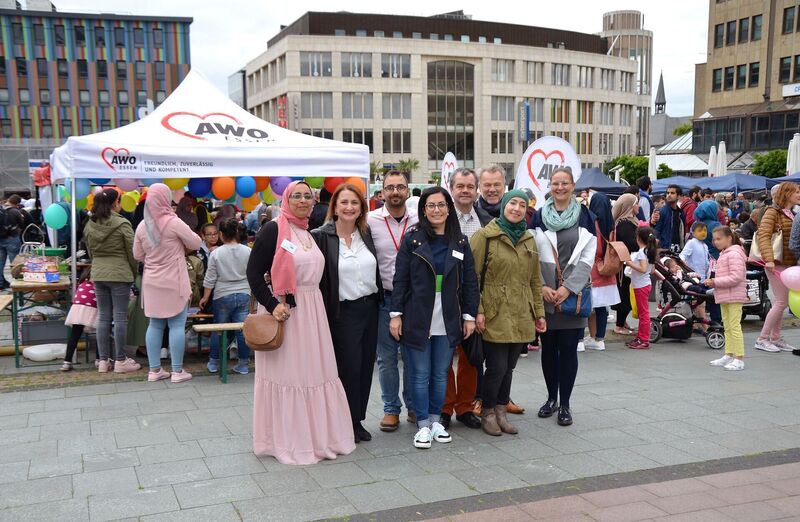 Freuten sich über den großen Erfolg ihre Festes (v.l.): Ahlam Raihane (AWO Migrationsberatung), Hanimgül Ilhan (AWO Migrationsberatung), Ahmad Hmedi (AWO Integrationsagentur), Hülya Coskun (AWO Internationale Seniorenbegegnungsstätte), Eugen Siepmann (AWO Familienbildungsstätten), Wilhelm Dibow (AWO Leiter Familienbildung), Fatima Drissy (AWO Familienbildung) und Judith Schlupkothen (Vorstand AWO Essen).