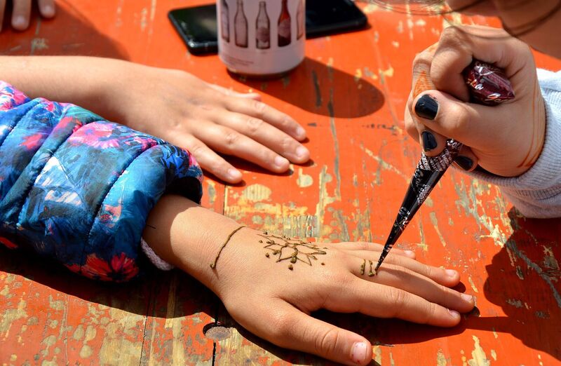 Henna-Tättowierungen waren am Stand der AWO der große Renner.