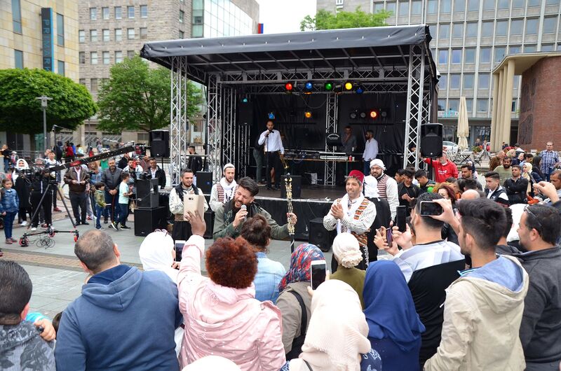 Hoch her ging es auf und vor der Bühne beim „Zuckerfest für alle“ auf dem Kennedyplatz am Samstag. Foto: AWO Essen