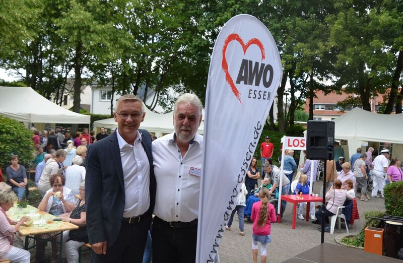 AWO-Geschäftsführer Oliver Kern und Hausleiter Klaus-Peter Real (v.l.) freuen sich über die vielen Besucher auf dem Sommerfest des Kurt-Schumacher-Zentrums. Foto: AWO Essen